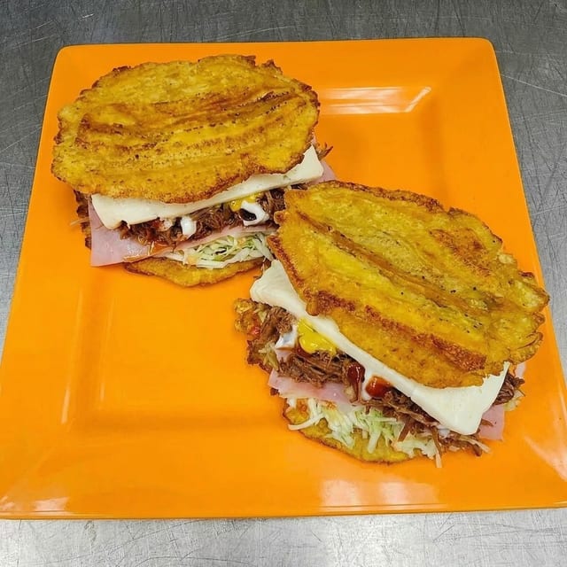 Patacon de Pollo o Carne Mechada.